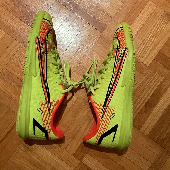 Nike Girls Indoor Soccer Shoes size 4.5 Y - Picture 3 of 5